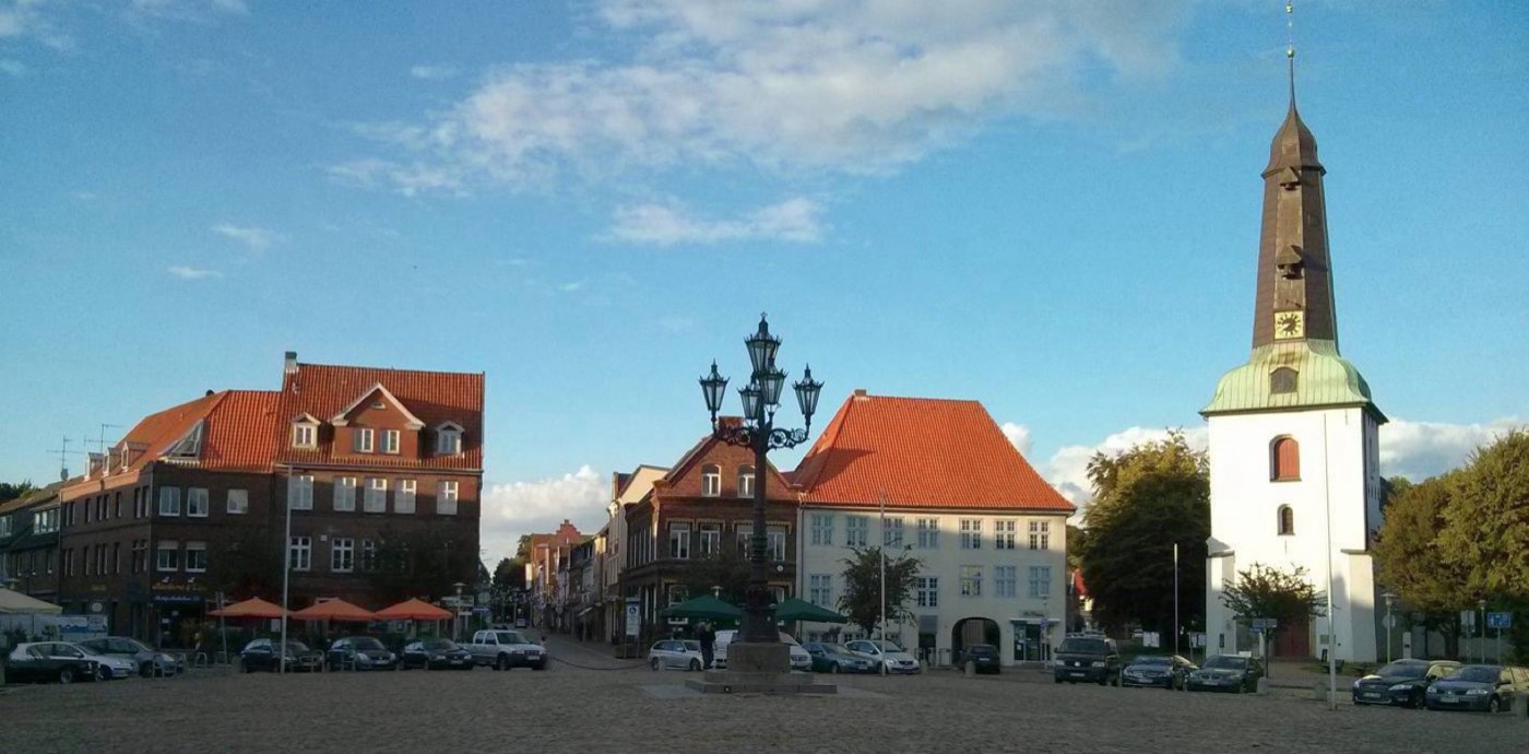 Marktplatz von Glückstadt mit Stadtkirche